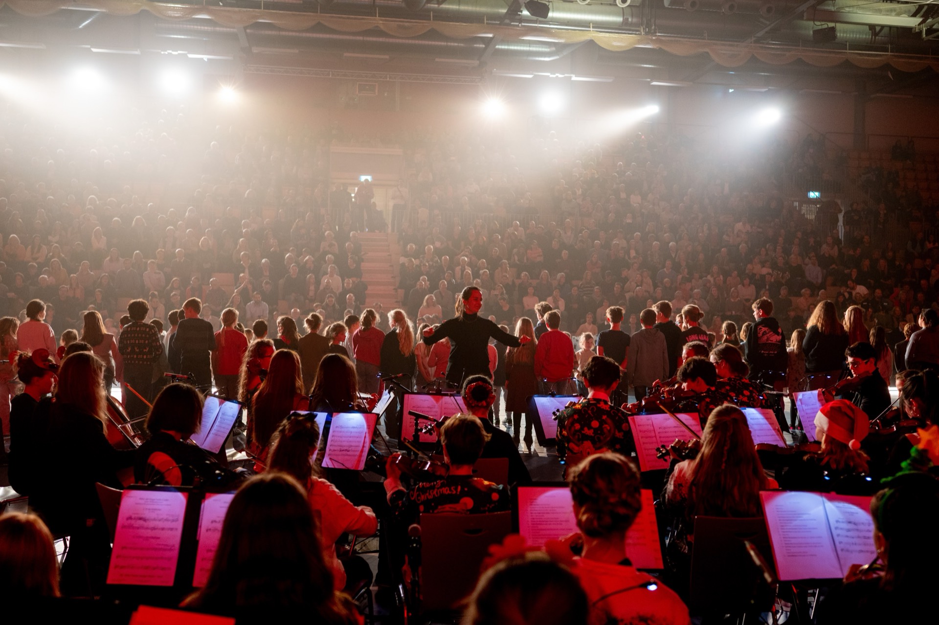 Chor & Orchester mit voller Halle